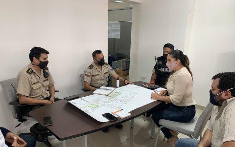 Encuentro. Funcionarios de la administración del Parque Samanes y policías del sector establecieron acciones para la reapertura del área verde.