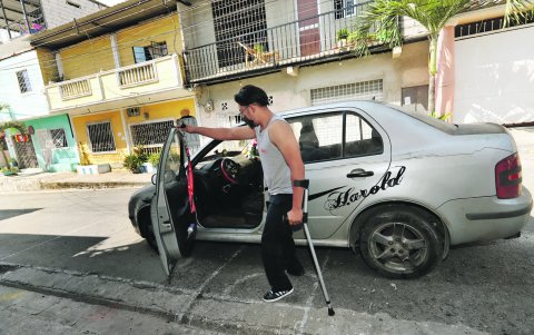 Transporte. Harold Sarango necesita muletas para caminar y conduce en carro adaptado.
