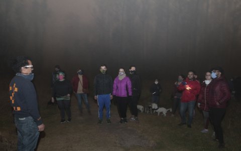 El guía José Valenzuela le explica a los 'caminantes' ciertos detalles históricos del parque. 





Agencia (ag-extra ag-expreso ag-quito)