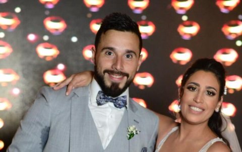 El futbolista junto a Pamela Cersósimo, el día de su matrimonio.