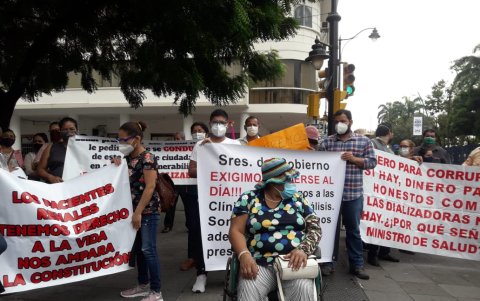 Un grupo de pacientes hacen un plantón para que el IESS y el ministerio de Salud paguen a los Centros de Diálisis privados.