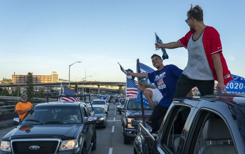 PORTLAND. Seguidores de Trump conducen hacia el centro de la urbe con camiones, coches y motos unos detrás de otros, en una línea que se extendía varios kilómetros.