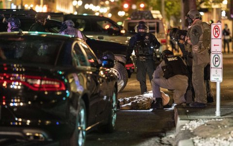 PORTLAND. La policía llega para atender a un hombre que recibió un disparo.