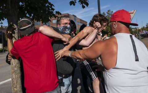 PORTLAND. Un manifestante de Black Lives Matter se pelea con los asistentes a un mitin a favor de Trump.
