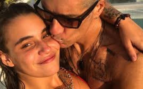 El actor con su futura esposa.