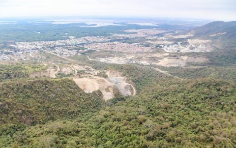 Esto es lo que visualizaron las autoridades del Municipio de Guayaquil y Ministerio de Ambiente, cantera está haciendo explotación en área protegida del Cerro Blanco.