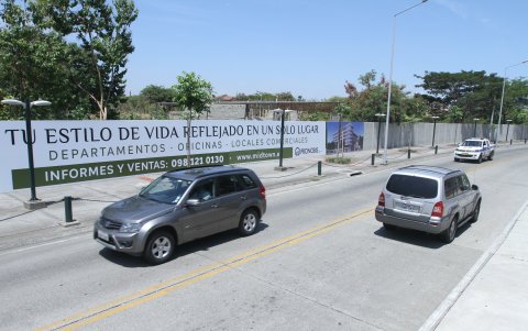 Hecho. Este es el letrero que se observa en los exteriores del terreno.