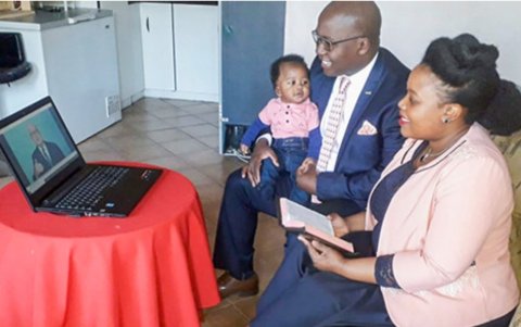 Una familia ve el programa virtual de la organización religiosa de los testigos de Jehová