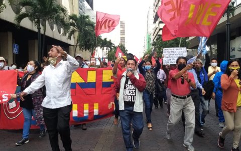 Hecho. Los docentes acudieron al acto acompañados de banderas rojas que identifica a su gremio.