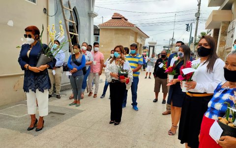 Acción. Algunos de los presentes se instalaron en el cementerio para colocar una ofrenda floral al pie de la cruz.
