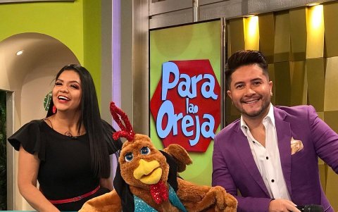 Priscilla Tomalá con el gallo Lucas y Jorge Heredia.