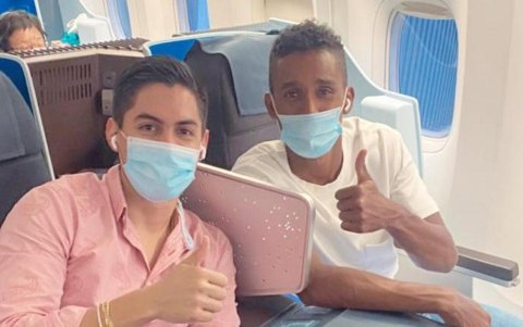 Fidel Martínez (d) y su representante Eduardo Rodríguez en el avión rumbo al nuevo destino del atacante.