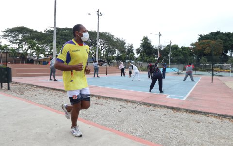 Comunidad. En el parque Puerto Lisa se llevó a cabo un acto simbólico de reapertura de las áreas verdes.Asistieron los residentes aledaños.
