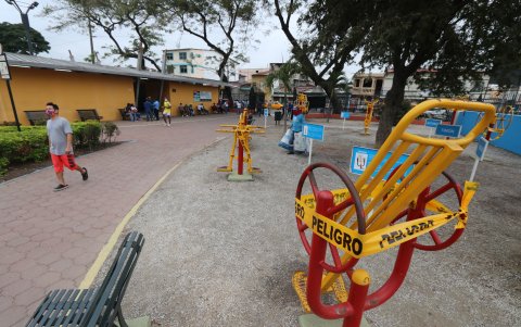 Espacios. Algunas zonas de los parques como las canchas deportivas y máquinas geriátricas, están inhabilitadas.