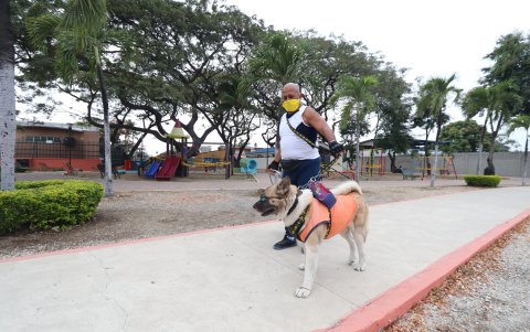 Caminata. Al parque de Puerto Liza, en el sur de la ciudad, llegaron visitantes que se ejercitaron en compañía de sus mascotas.
