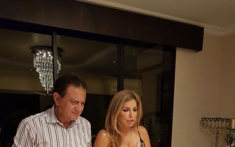 En la cena navideña en su casa.