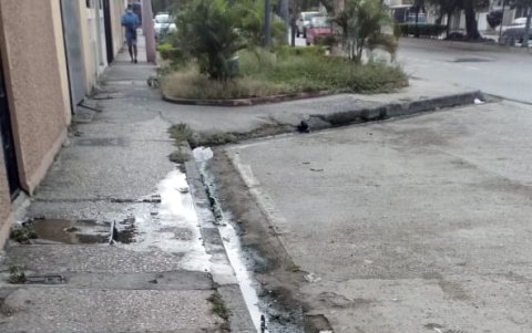 El cambio de tubo que se está realizando debe solucionar que el agua residual se riegue por la ciudadela de La Predera.