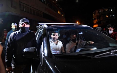 CARACAS. Roberto Marrero, jefe de gabinete del líder opositor Juan Guaidó, saluda tras su liberación.