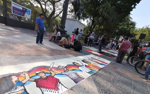 Carteles. Los protestantes caminarán en unos minutos hacia la Gobernación para exigir cambios y mejoras.