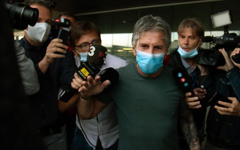 Jorge Messi, padre y agente del jugador, en una nube de periodistas tras la reunión con el presidente del FC. Barcelona.