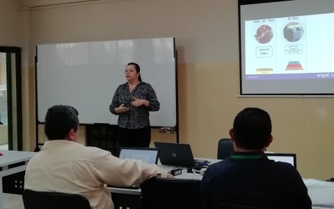 La Dra. en Matemáticas, durante una conferencia con colegas profesores y estudiantes de la Espol,