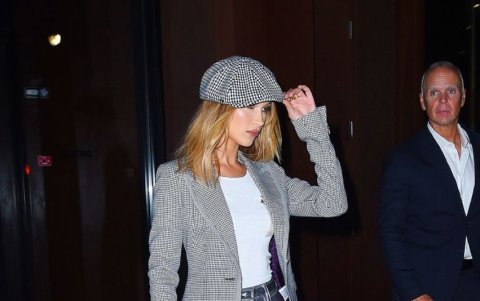 Si se atreve a más, para la noche opte por los metalizados, como Bella Hadid.