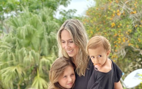 La diseñadora de calzado junto a sus tres preciosas hijas.