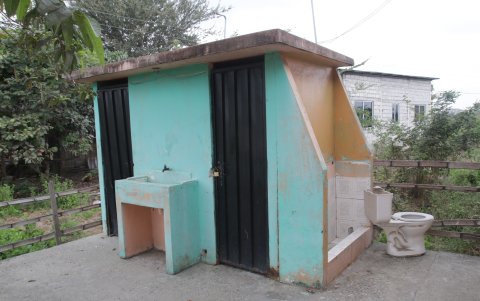 La escuela Enrique Morán Gómez, del recinto El Beldaco, no tiene servicios higiénicos en buen estado.