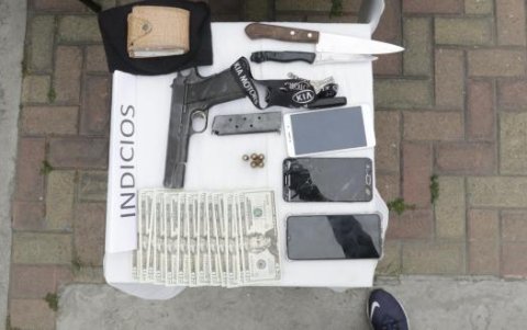 Entre las evidencias decomisadas habían teléfonos celulares, una pistola, municiones y 300 dólares en efectivo