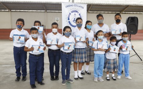Un grupo de alumnos de la escuela Las Lojas que recibió tabletas con plan de Internet, del Club Rotario de La Puntilla.
