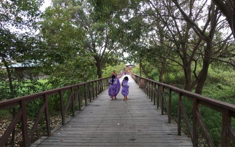 Las niñas de la comunidad practicaban para su homenaje a Simón Bolívar.