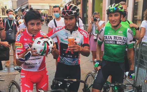 “Con estos crecí desde que tenía 11 años sobre la bici (Alexander Cepeda (i) y Jefferson Cepeda) y hoy logré mi primera victoria en profesionales. No puedo estar más contento”, escribió Narváez.