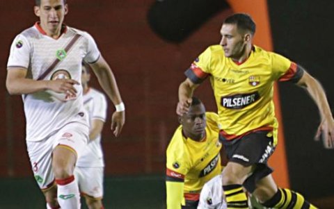 Emmanuel Martíne y un buen partido, le hicieron el penal que convirtió Damián Díaz.