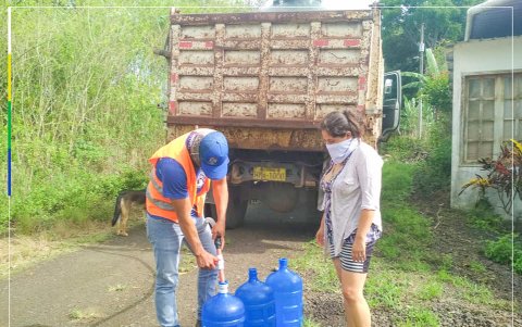 Durante la fase crítica de la cuarentena por la Covid-19, el Municipio de Puerto Ayora repartió agua a las casas. Los isleños acumulan y conservan los bidones comerciales.