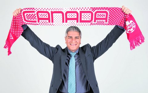 El entrenador ecuatoriano dirigió en la selección de Canadá.