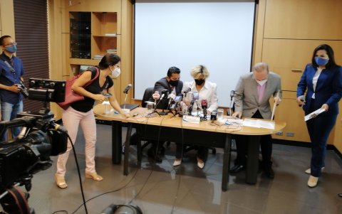 La alcaldesa Cynthia Viteri en la rueda de prensa en la que anuncia una nueva multa para Interagua por los cortes de agua de más de 12 horas.