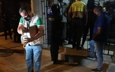 Operación. Los policías, gobernador y comisarios, también clausuraron un bar clandestino.