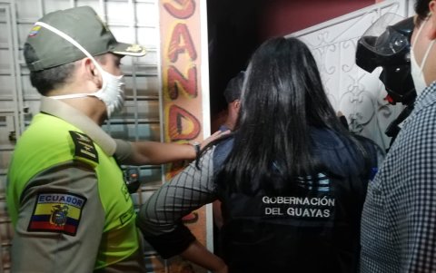 Cierre. En medio del operativo, un bar clandestino también fue clausurado.