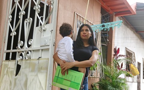 Alejandra Paredes lleva en brazos a su hijo Daniel; y en sus manos, los certificados de la operación y tratamientos hechos en Colombia.
