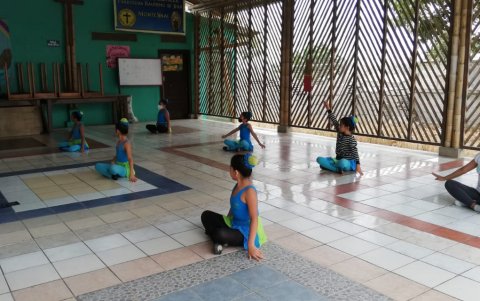 Una vez a la semana, las niñas reciben sus clases de danza por media hora y con recesos