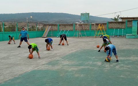 En el deporte solo hay entrenamiento. No se permite el contacto físico.