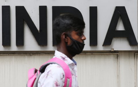 Bangalore. Un hombre que llevaba una mascarilla de manera errónea en esta ciudad de India, un país que se coloca a la cabeza de los contagios.