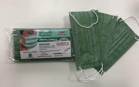 La mascarilla desarrollada con el tejido que cambia de color con el aumento de la fiebre.