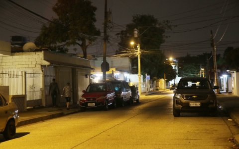 Los residentes de Miraflores pocas veces caminan solos por las calles pocas iluminadas del sector.