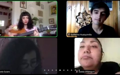 Mon cantando su nuevo sencillo.