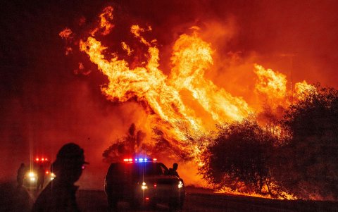 OROVILLE. Los oficiales de policía observan cómo las llamas se lanzan al aire mientras el fuego continúa propagándose en enormes lenguas.