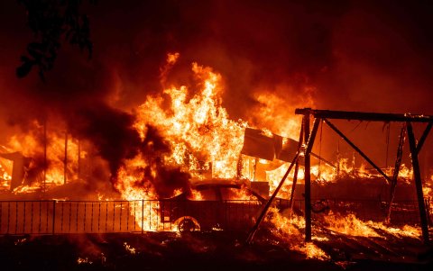 Berry Creek. Una casa desaparece entre las llamas en esta zona del condado de Butte, en California.