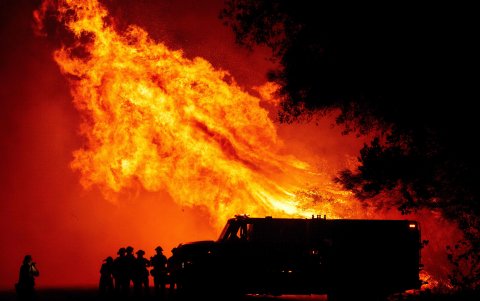 BUTTE. Una cuadrilla de bomberos aparece una zona residencial de este condado californiano. Nada detiene a estas horas los incendios que se iniciaron la semana pasada y afecta a varios estados.