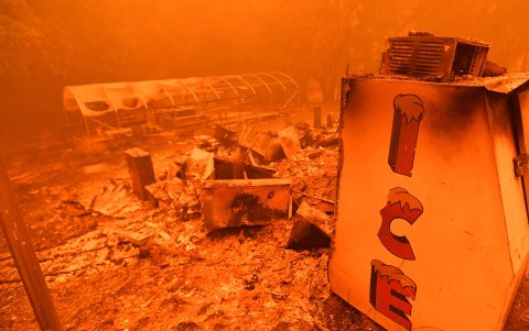 BUTTE. Una máquina de hielo chamuscada aparece en lo que era una tienda al costado de una carretera en este condado de California.