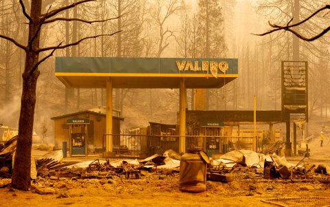 FRESNO. Una gasolinera en ruinas tras el paso de las llamas por esta ciudad californiana.
